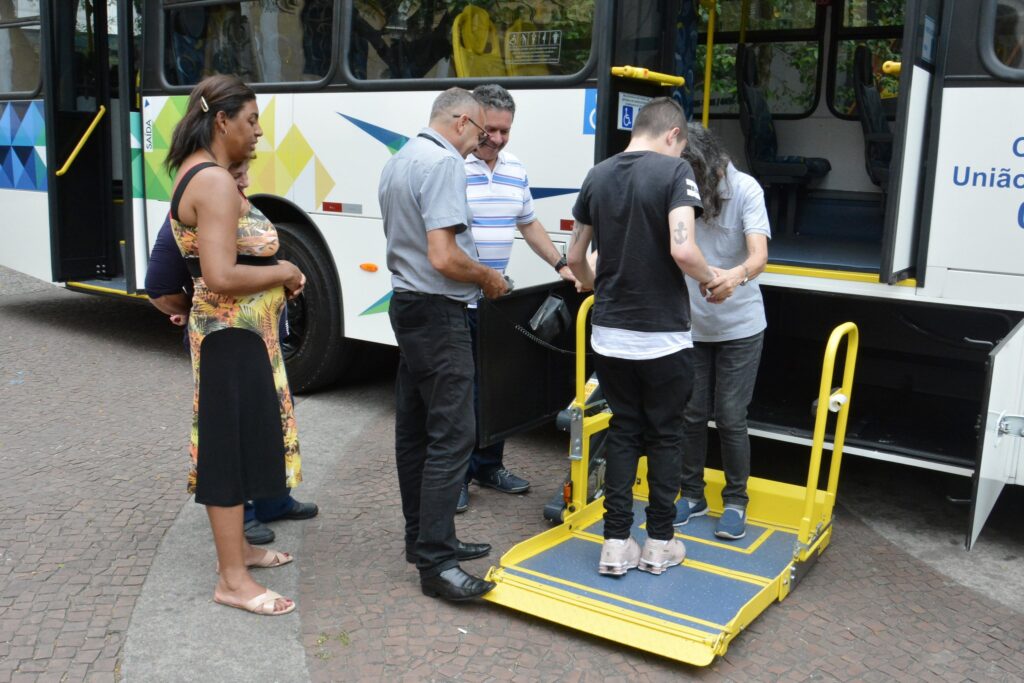 Estudantes criam sistema que auxilia pessoas com deficiência visual em ônibus 10 Treinamento pessoas com deficiencia visual Foto Helber Aggio PSA 1