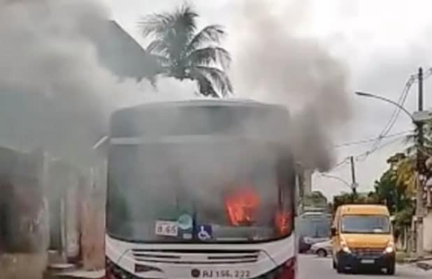 RJ: Ônibus da Transportadora Tinguá pega fogo em Nova Iguaçu 2 Untitled 3 15