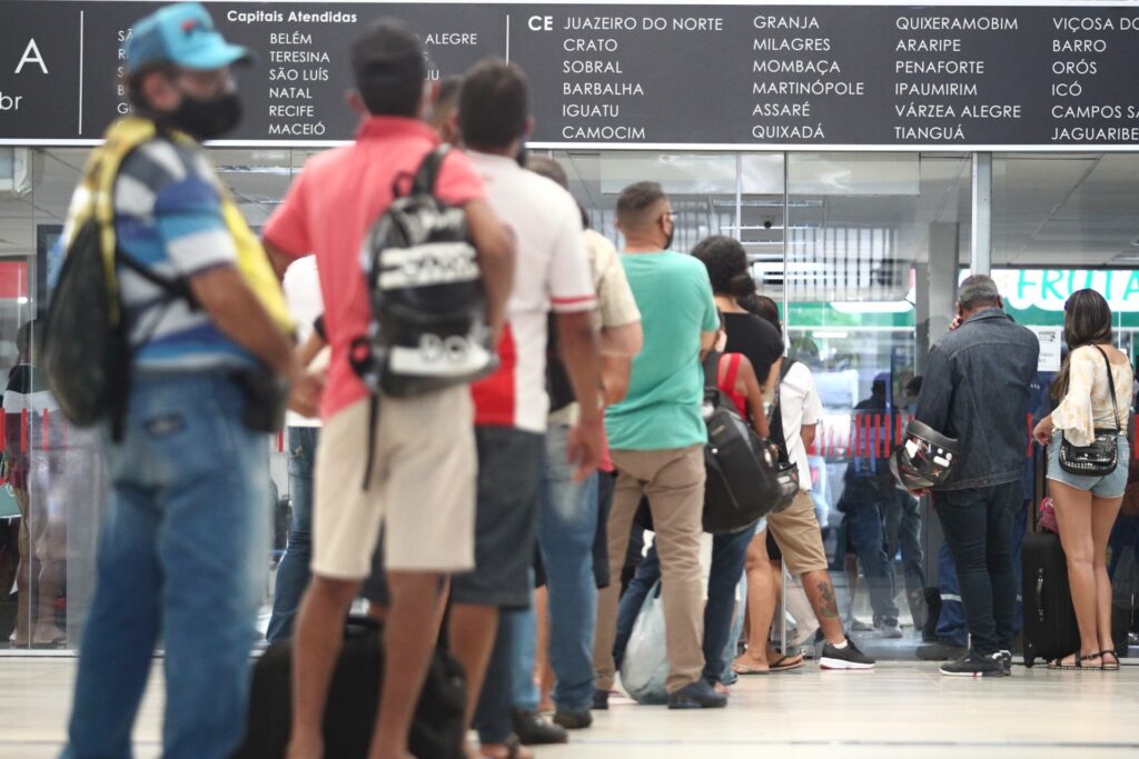 CE: Um dia antes da suspensão do transporte intermunicipal, passageiros tentam antecipar viagens 7 bc8i0918 14870597 O Povo CE