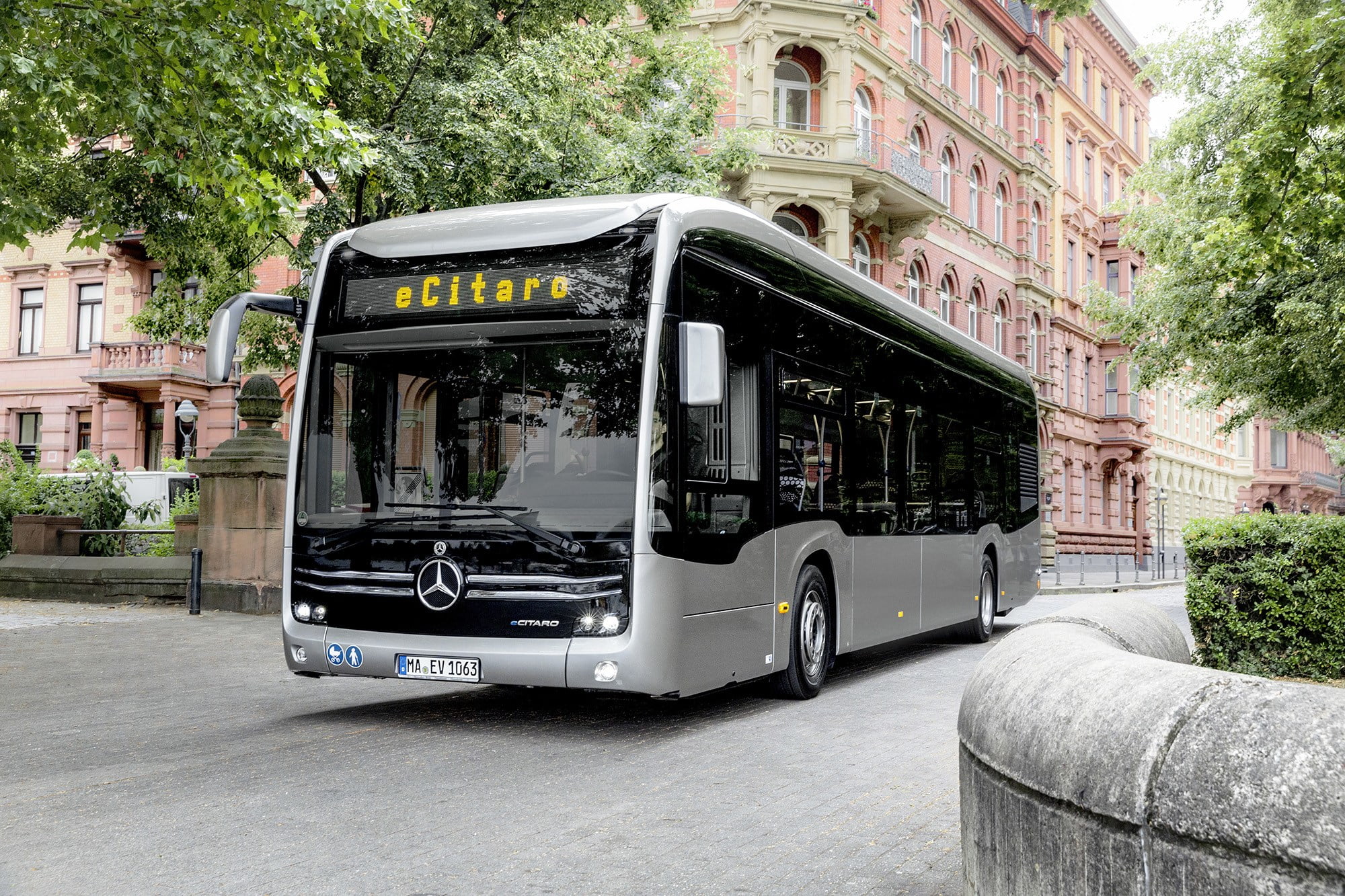 Daimler vai se dividir em duas empresas e terá maior foco em ônibus e caminhões elétricos