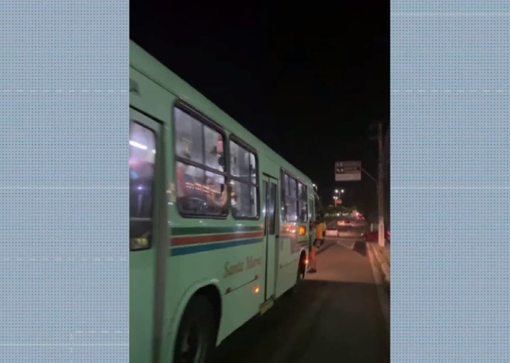 Ciclista fica preso em porta de ônibus após questionar motorista sobre ultrapassagem em Natal; STTU apura caso 1 paint G1 RN