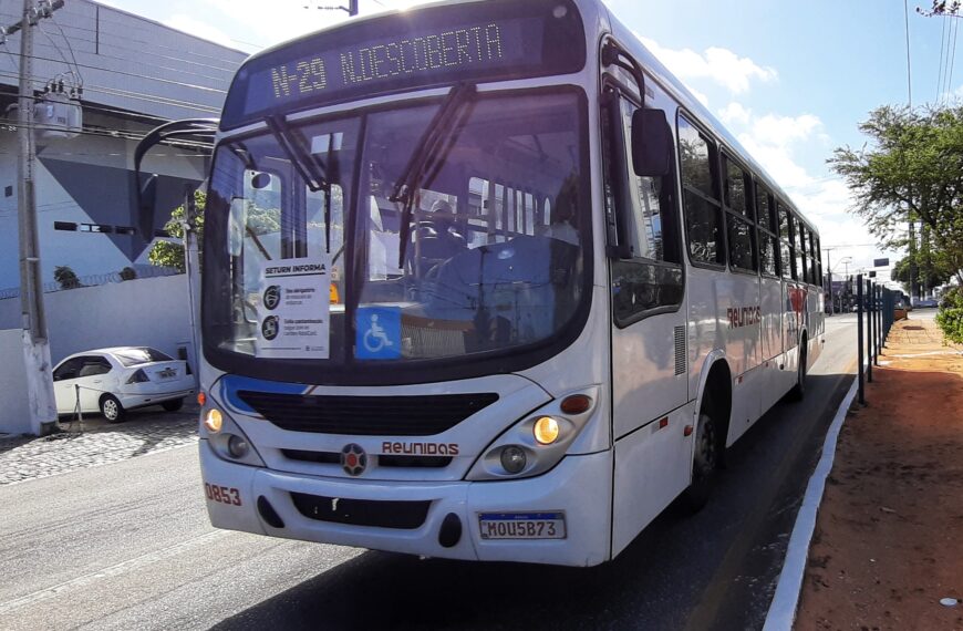 Prefeito de Natal sanciona lei para reforçar limpeza nos ônibus durante pandemia, mas veta proibição para transporte de usuários em pé