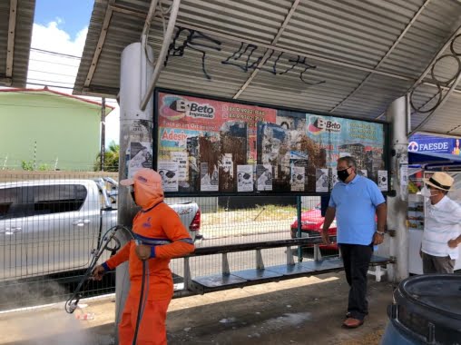 Prefeito Álvaro Dias acompanha trabalho de desinfecção nas paradas de ônibus 2 34029 PMN