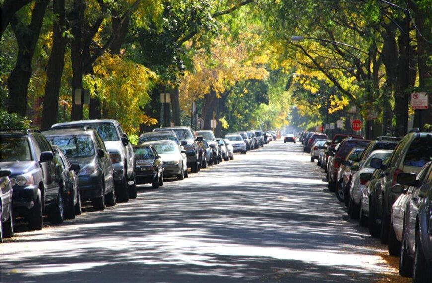 Quanto espaço ocupa um carro parado na rua? Parece pouco, mas não é