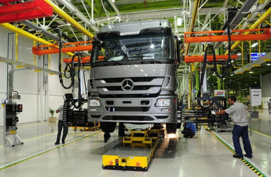 Mercedes-Benz suspende produção no Brasil por agravamento da pandemia