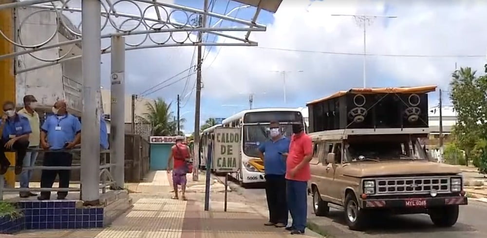 Motoristas de ônibus fazem paralisação em protesto por vacinação contra Covid-19 em Natal 8 motoristas G1 RN