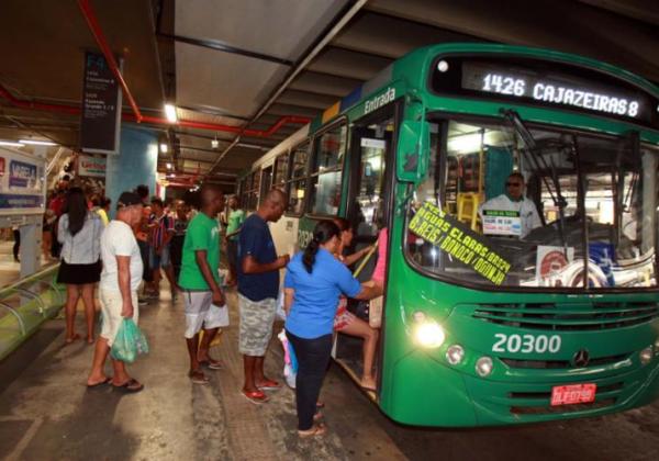 Passageiros de Salvador reclamam do aumento na tarifa do ônibus: 'Quem sobra somos nós' 2 onibus