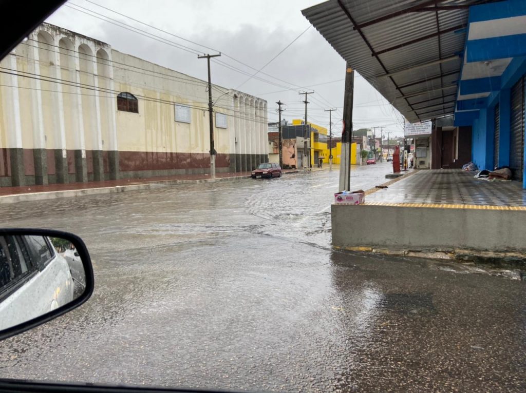 Chuvas voltam a provocar alagamentos em Natal; veja pontos 10 250250