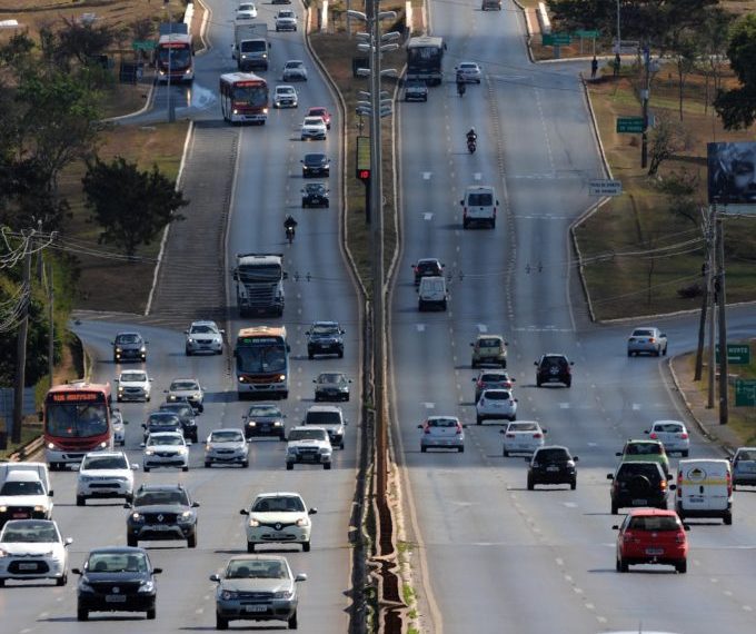 Pesquisa aponta que 26% das estradas brasileiras estão em condições ruins ou péssimas, gerando impactos econômicos