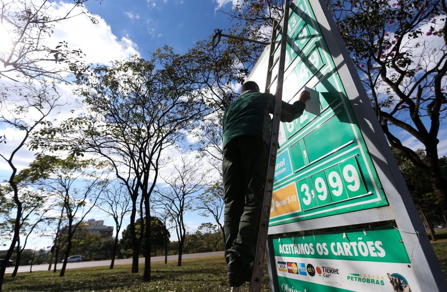 Bolsonaro insiste em mudar imposto da gasolina; preço cairia?