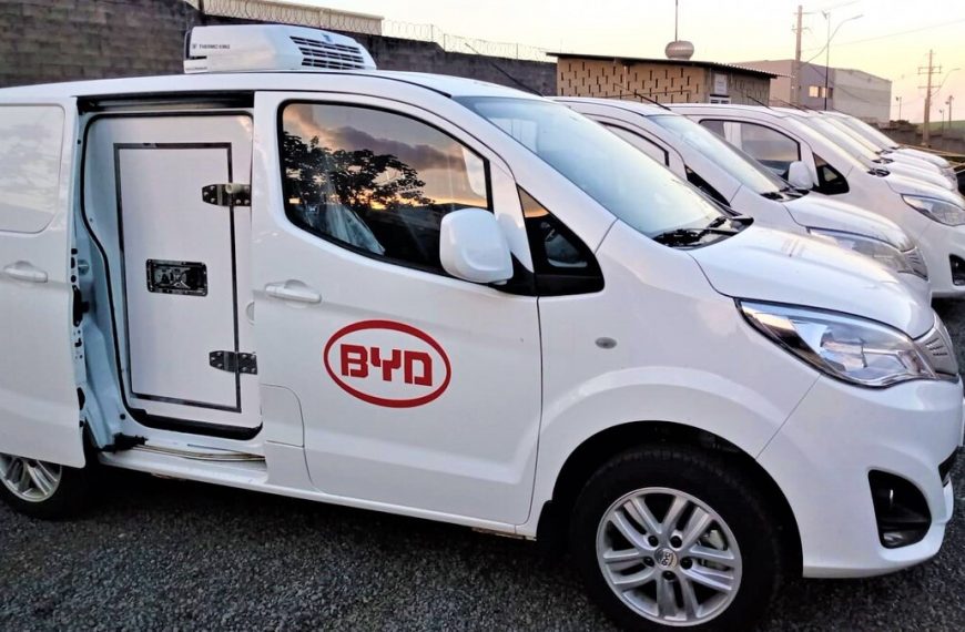 BYD lança seu furgão elétrico refrigerado