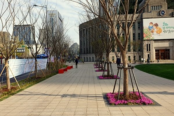 Seul, na Coreia, quer ser uma "cidade amiga do pedestre" 9 avenida sejong daero vegetacao e mais espaco para caminhar1