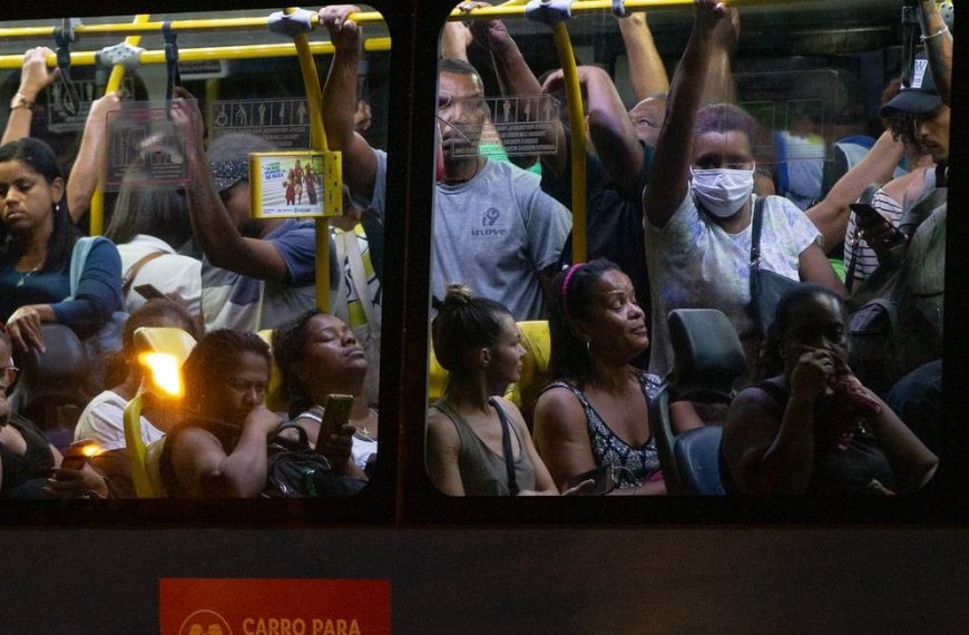 Comércio aberto e transporte lotado provocam temor de novos surtos de coronavírus