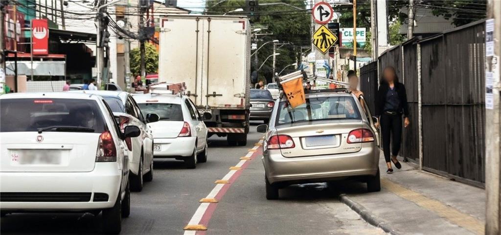 carro estacionado sobre ciclovia e calcada em salvador