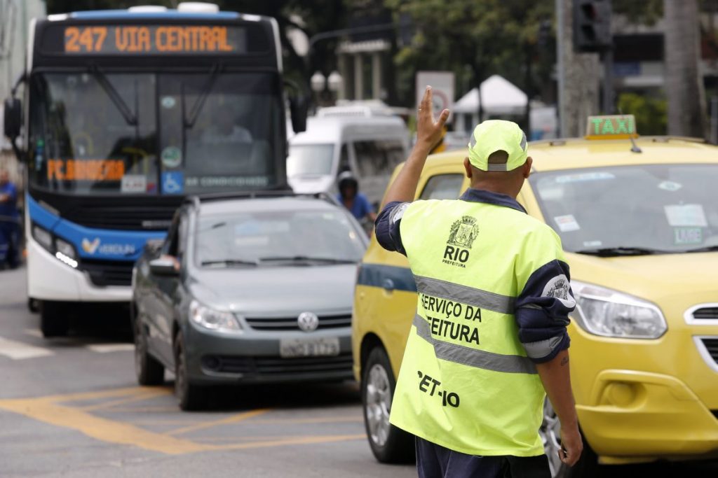 Prefeitura do Rio de Janeiro oferecerá bônus salarial a servidores que aplicarem mais multas de trânsito; especialistas criticam medidas 7 ftarefa transito