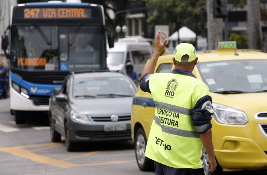 Prefeitura do Rio de Janeiro oferecerá bônus salarial a servidores que aplicarem mais multas de trânsito; especialistas criticam medidas