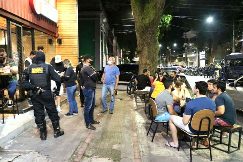 mesas nas calcadas x pedestres como conciliar esses usos