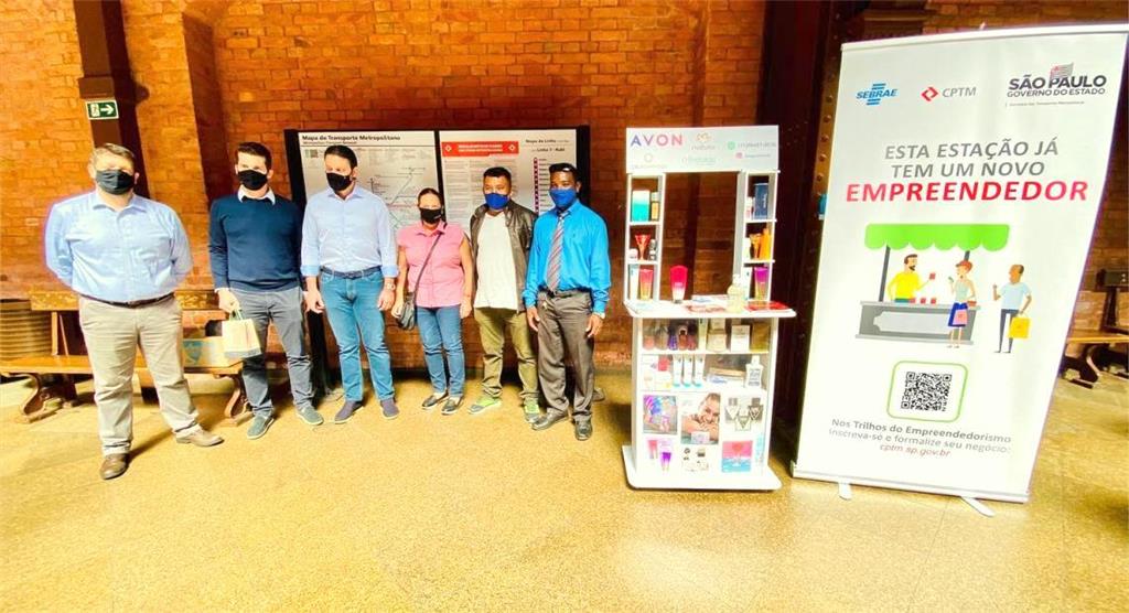 novos comerciantes e representantes da cptm posam na estacao da luz1