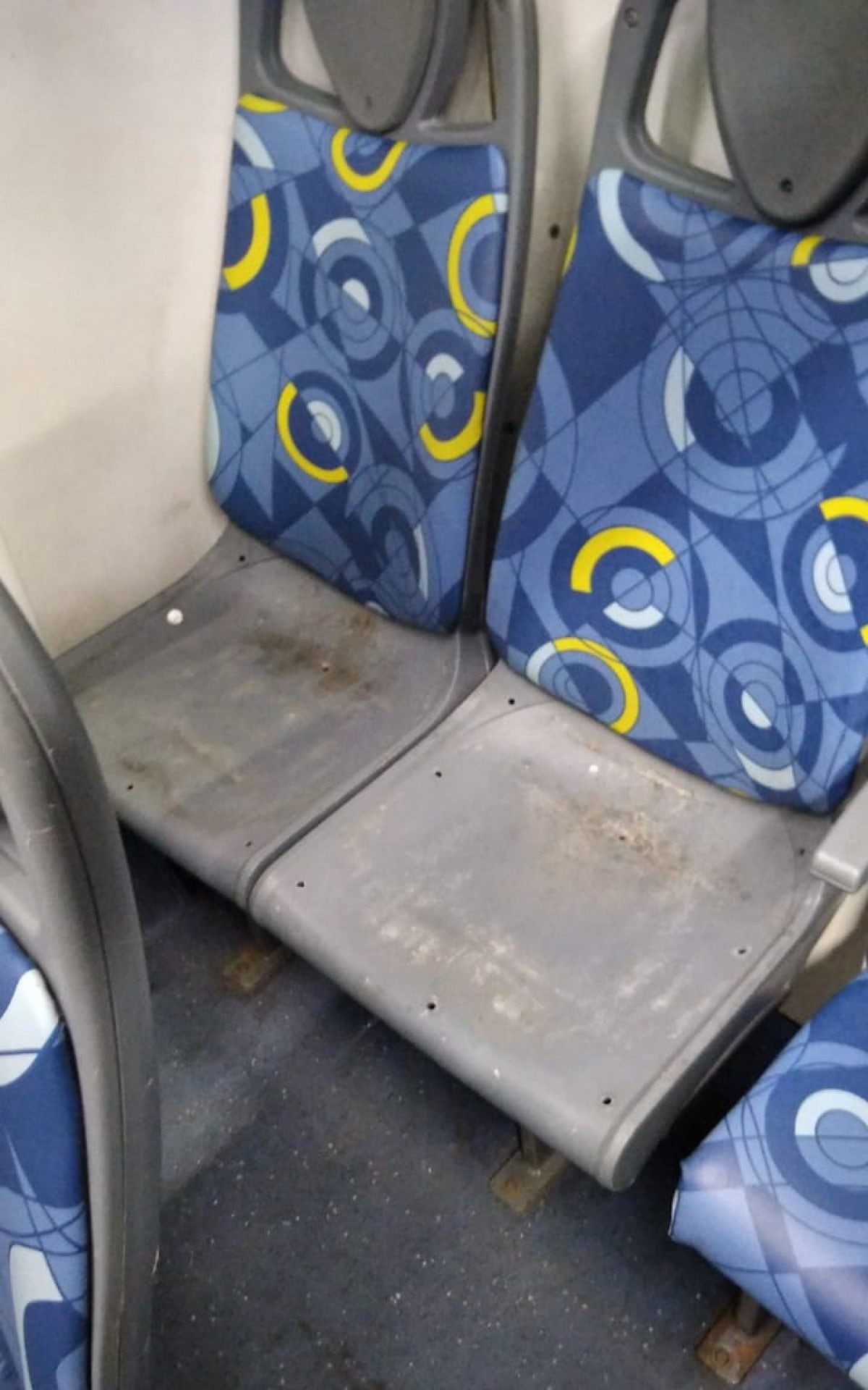 Bandidos roubam assentos de ônibus na Zona Norte do Rio