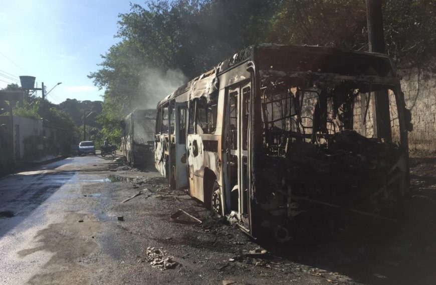 Ônibus e viaturas são incendiados após morte de traficante em Manaus