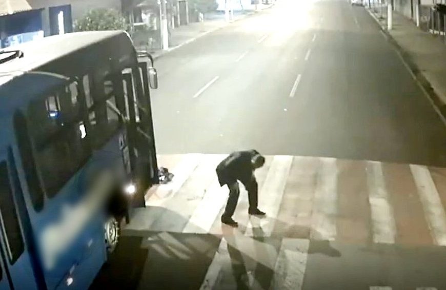 SP: Motociclista sai ileso após parar embaixo de ônibus durante acidente em cruzamento de Ourinhos