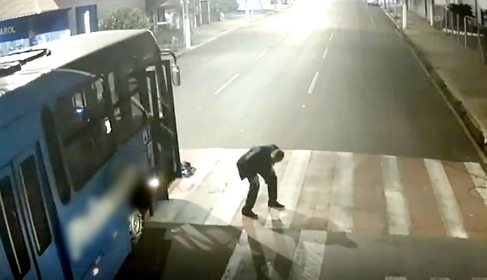 SP: Motociclista sai ileso após parar embaixo de ônibus durante acidente em cruzamento de Ourinhos 6 our acid2