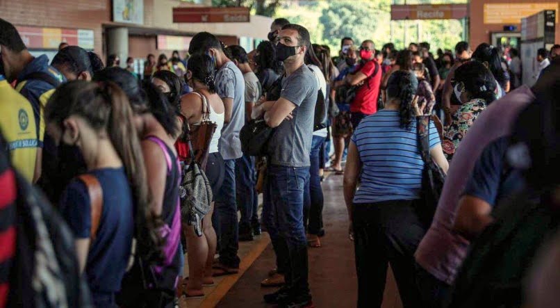 Aglomerações do Metrô do Recife vão parar na Justiça 2 plataforma lotada no recife justica aciona governo federal1