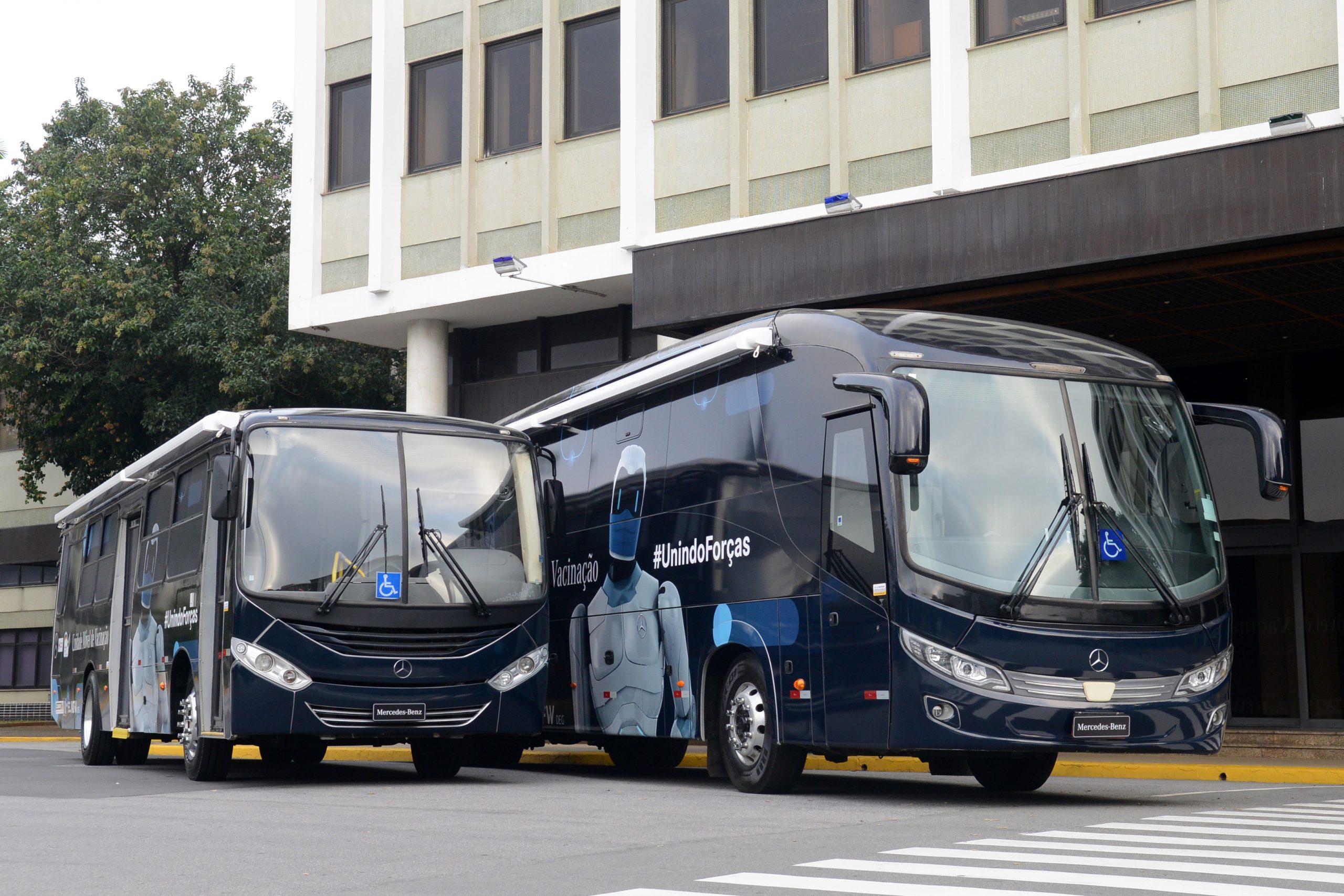 Ônibus de vacinação da Cruz Vermelha Brasileira doados pela Mercedes-Benz registram atendimento a mais de 80.000 pessoas em um ano