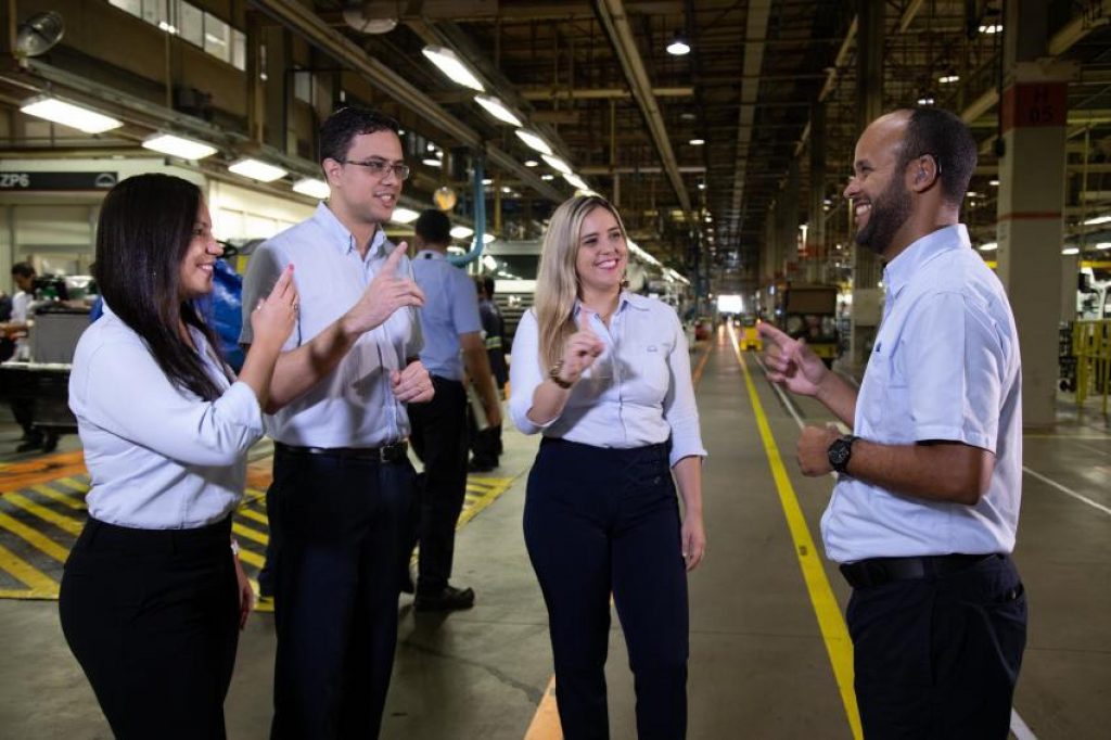 Novos Horizontes: iniciativa da Volkswagen para qualificação de pessoas com deficiência completa dez anos 2 NOVOS HORIZONTES