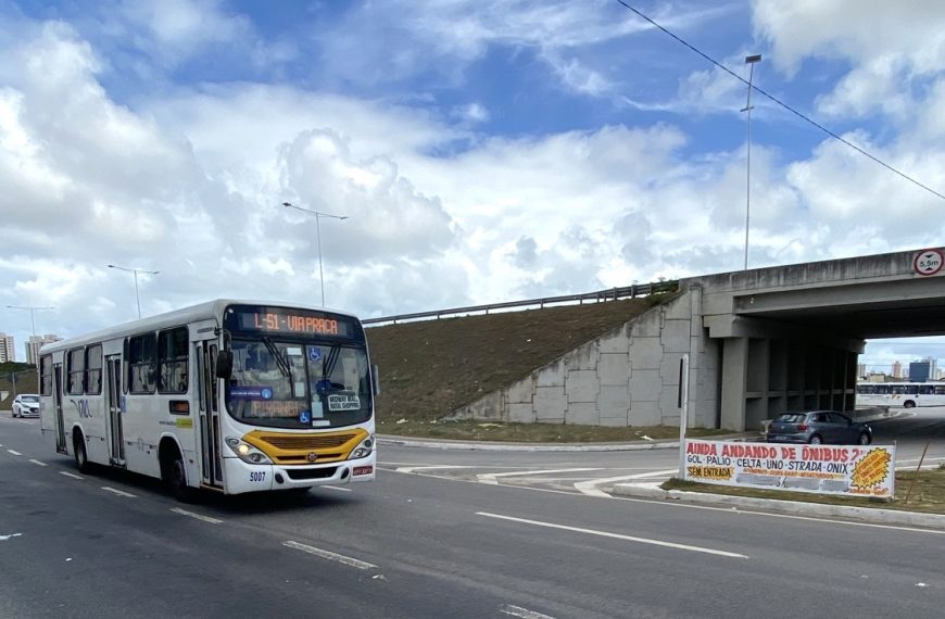 Natal: Moradores protestam contra retirada de linhas de ônibus das Rocas