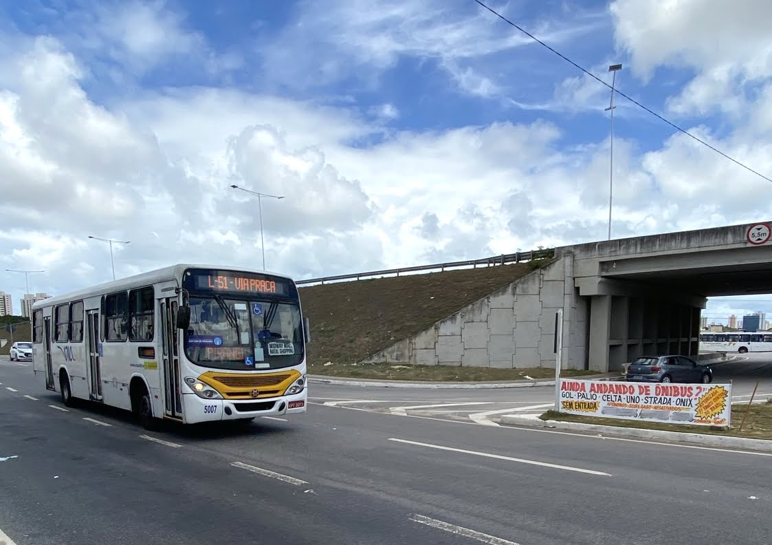 Natal: Moradores protestam contra retirada de linhas de ônibus das Rocas