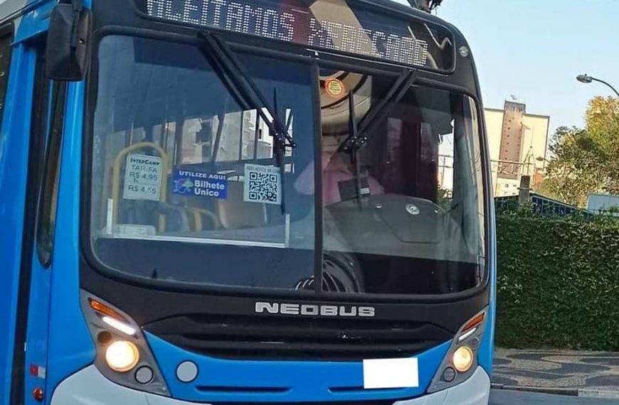 Funcionário é demitido por colocar “Aceitamos xerecard” em letreiro de ônibus