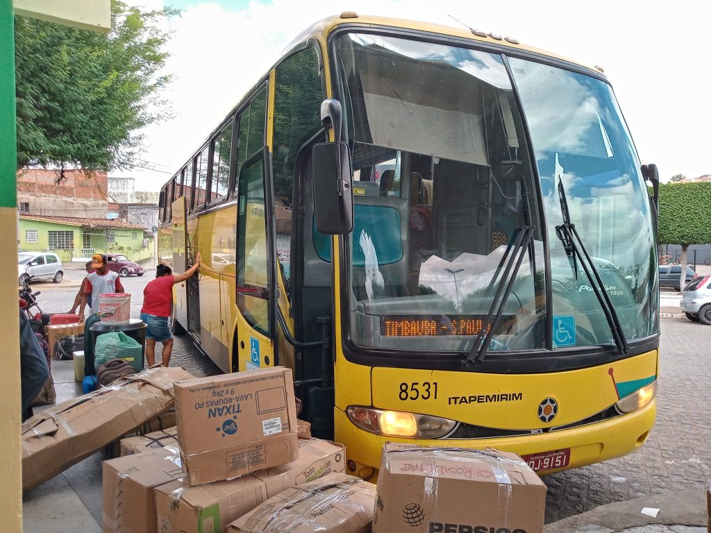 Sem passageiros, ônibus lucram mais com transporte de carga 2 146376271 2130158303787565 4561979505799795434 o