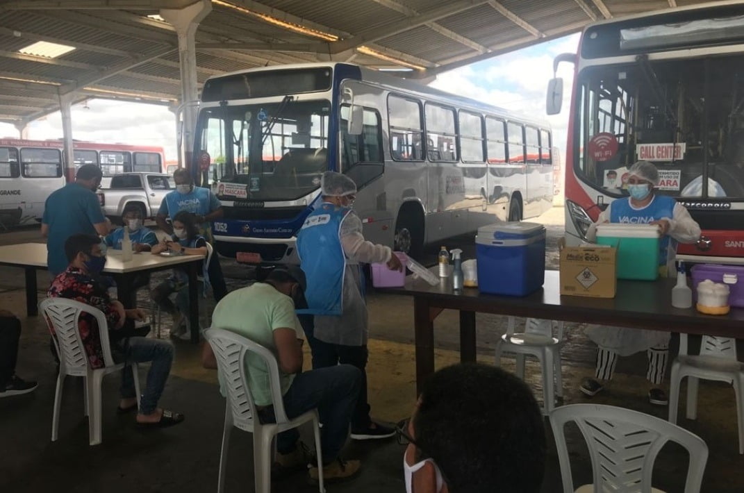 Prefeitura de Campina Grande aplica segunda dose da vacina contra covid-19 em profissionais do transporte público