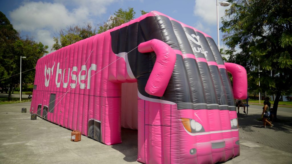 Para promover chegada ao Nordeste, Buser leva ônibus inflável de 4 metros de altura a Salvador e João Pessoa 2 buser case inflavel Buser