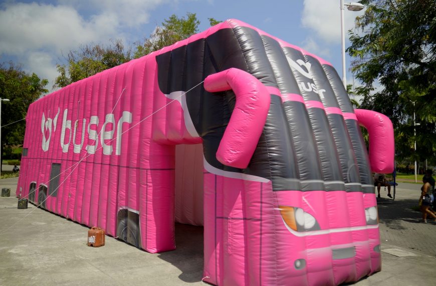 Para promover chegada ao Nordeste, Buser leva ônibus inflável de 4 metros de altura a Salvador e João Pessoa