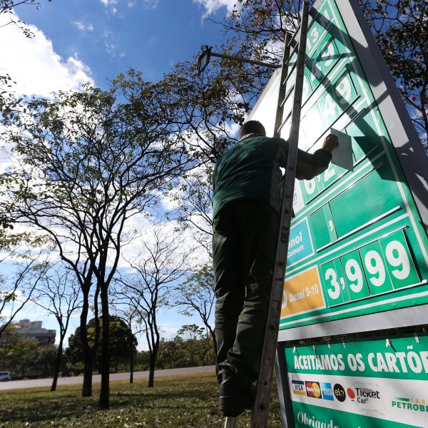 Preço do diesel sobe mais de 13% em março e pressiona custos do transporte no Brasil