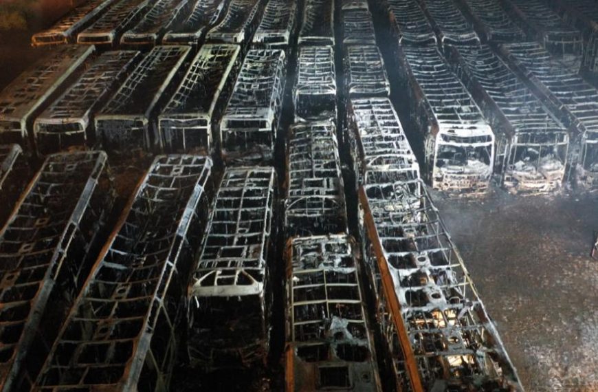PR: Mais de 35 ônibus são queimados em garagem de Londrina