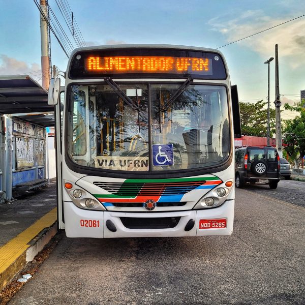 UFRN suspende aulas noturnas após ataques a ônibus em Natal
