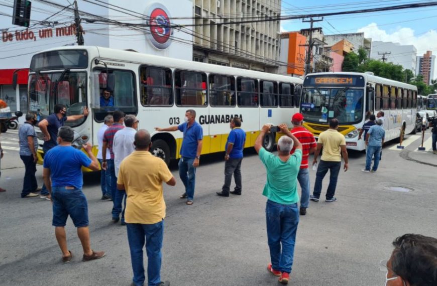 Rodoviários fazem protesto e bloqueiam trânsito em Natal