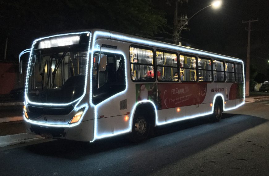 Ônibus iluminado leva clima natalino para as ruas de Natal