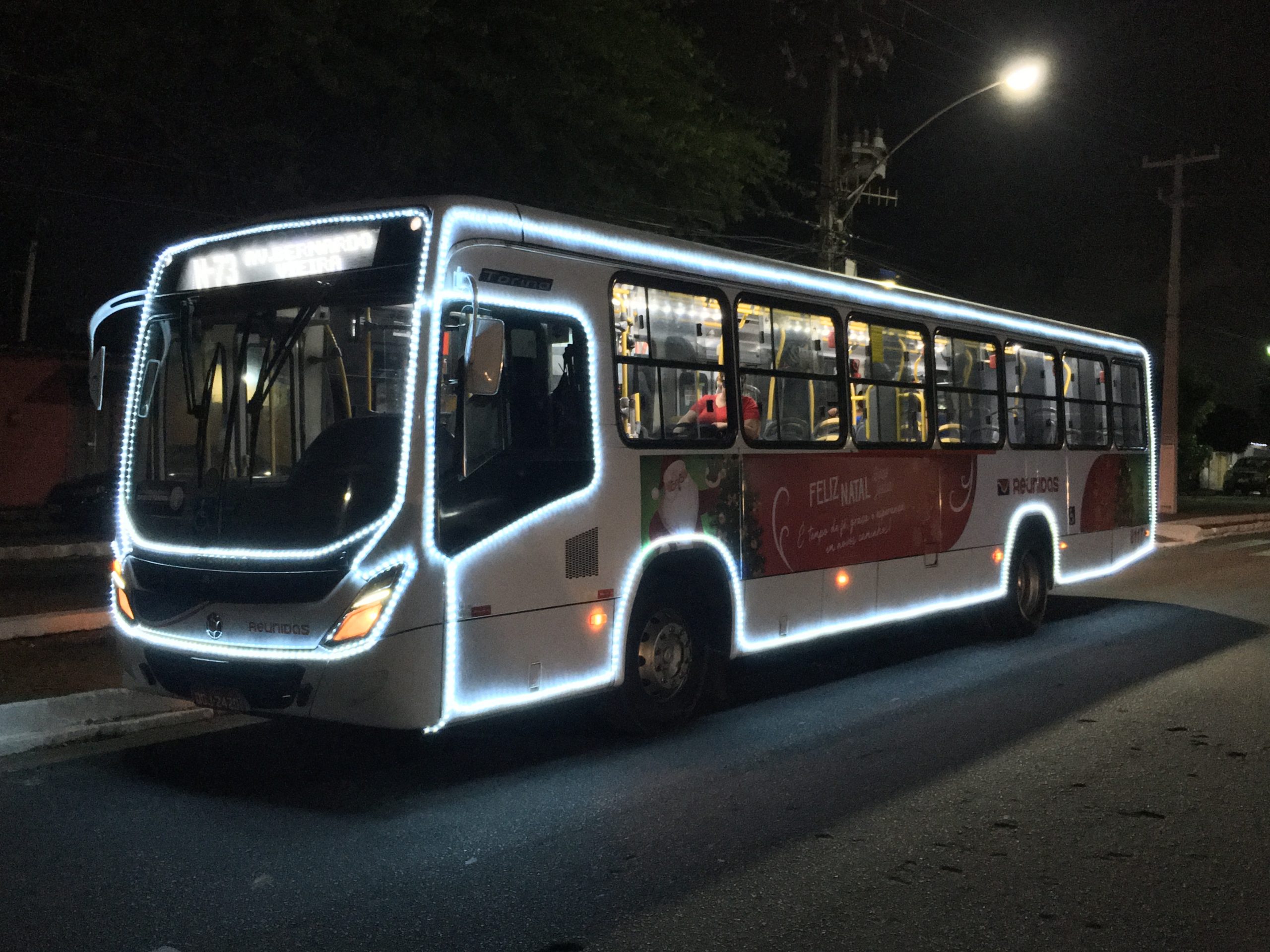 Mamãe Noel distribui panetones no ônibus natalino nesta quinta (23)