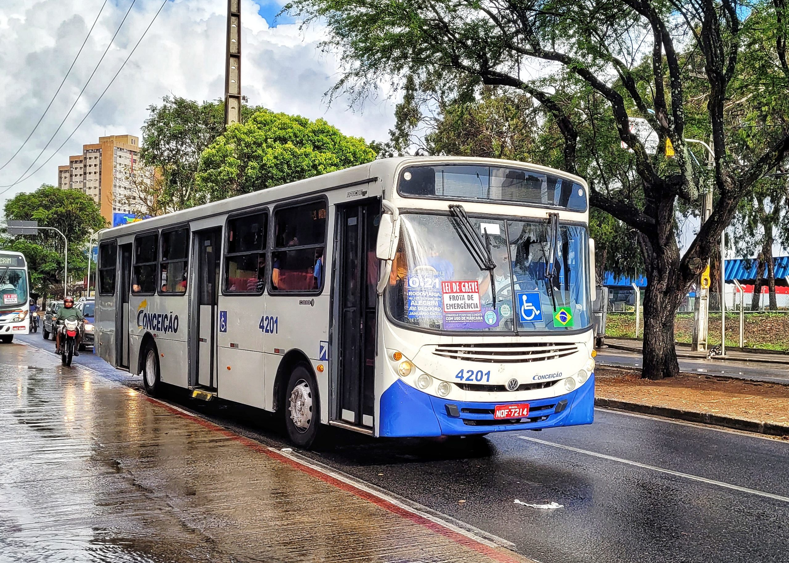 Motoristas de ônibus iniciam greve em Natal