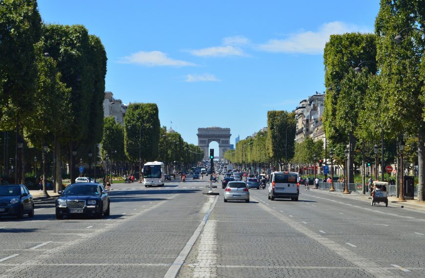 Na França, publicidade de carro precisará encorajar outros meios de transporte