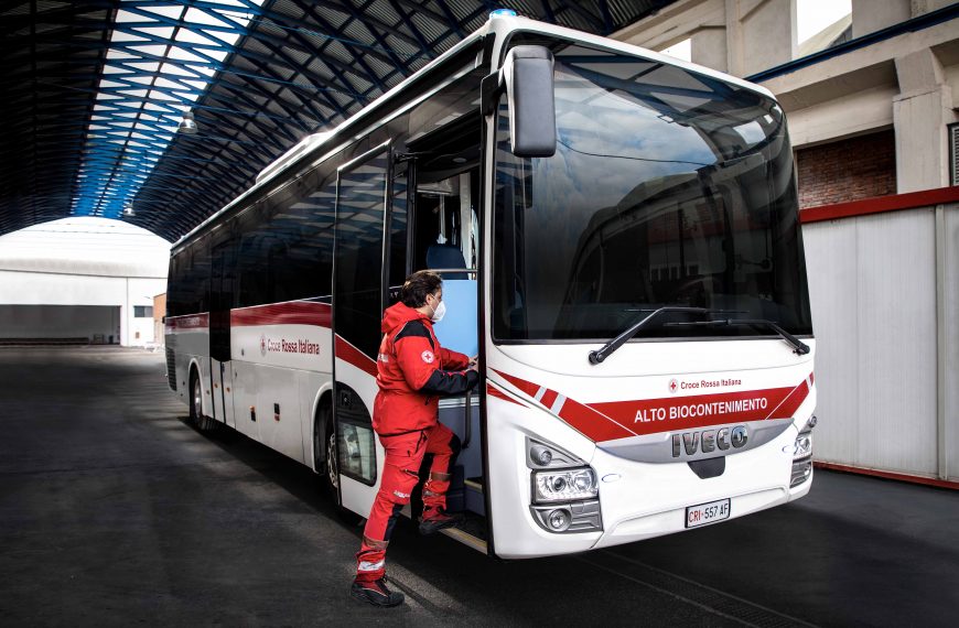Internacional: Iveco fornece para a Cruz Vermelha Italiana primeiro ônibus de alta biocontenção do mundo