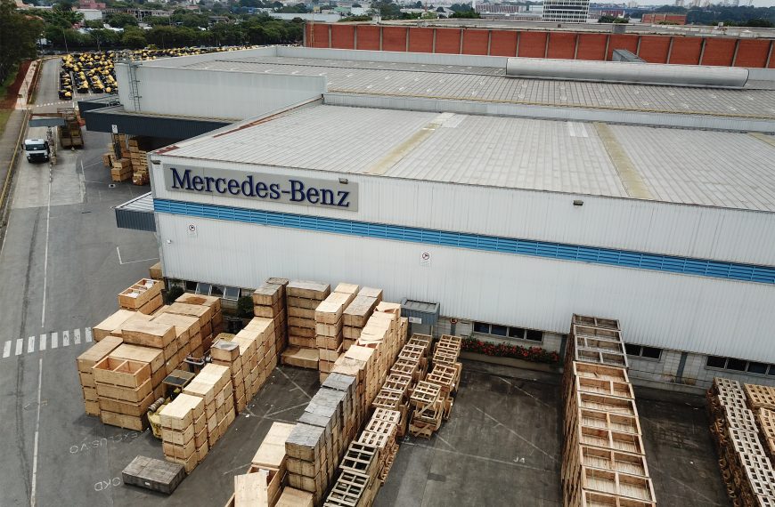 Mercedes-Benz do Brasil comemora marco de 150.000 caminhões e ônibus exportados em CKD