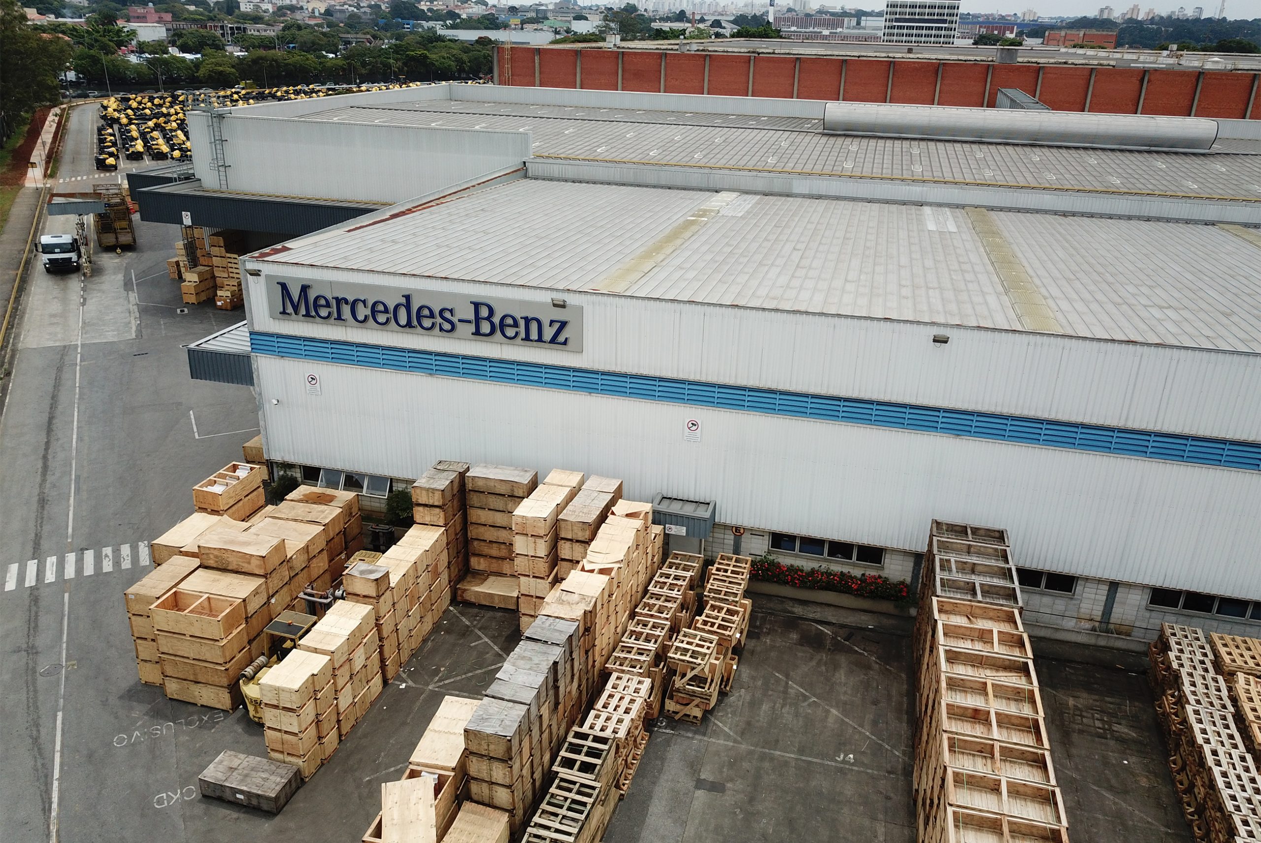 Mercedes-Benz do Brasil comemora marco de 150.000 caminhões e ônibus exportados em CKD