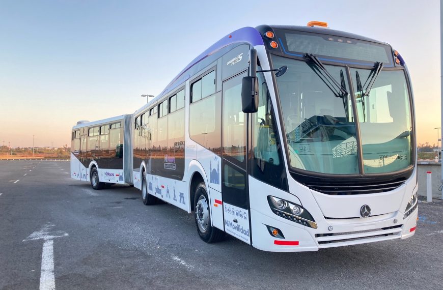 Mercedes-Benz entrega 37 ônibus articulados para novo sistema de transporte BRT no México