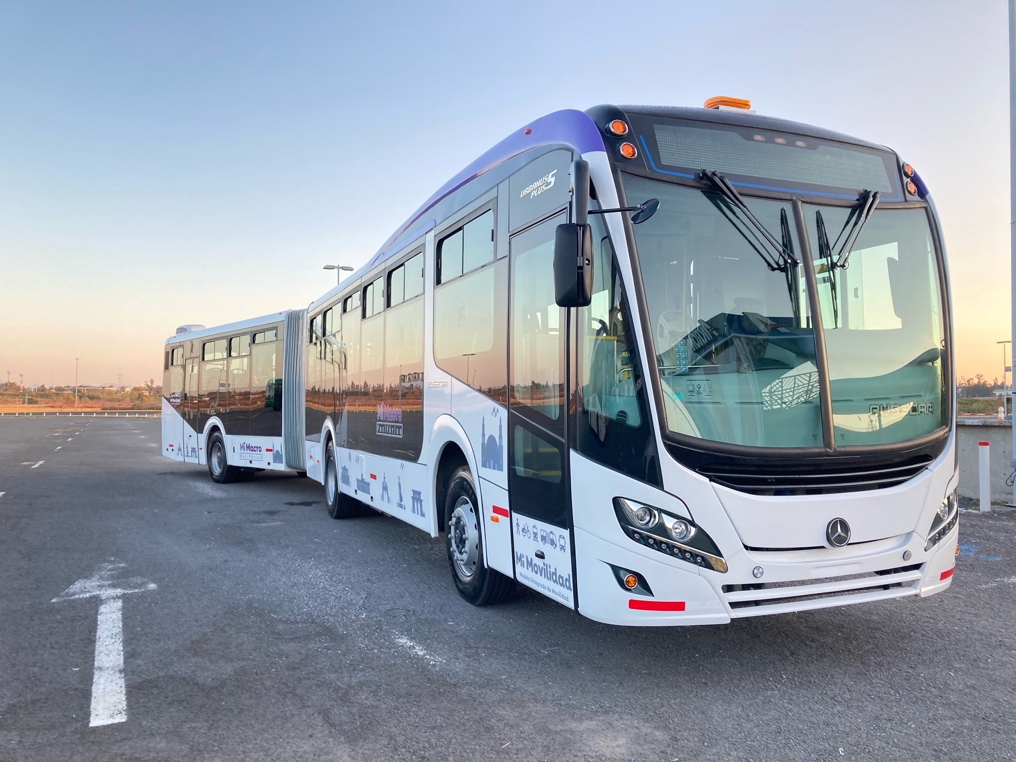 Mercedes-Benz entrega 37 ônibus articulados para novo sistema de transporte BRT no México