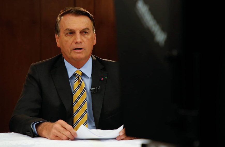 Bolsonaro sanciona projeto de lei que altera cobrança do ICMS sobre combustíveis